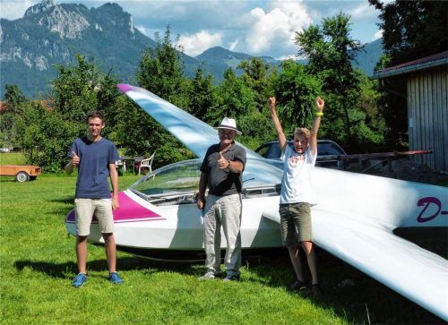Daumen hoch nach der bestandenen praktischen Segelflugprüfung für Benedikt Bursian (links) und Felix Herold (rechts). Prüfer Karl Schmaus (Mitte) vom Luftamt Südbayern zeigte sich sehr zufrieden mit den Prüflingen. Foto G. Tengler
