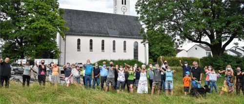 Daumen runter: Die Bürger aus Oberwöhr sind mit den Plänen der Stadt nicht einverstanden. Wilfried Heuschneider (links) hat deshalb eine Bürgerinitiative ins Leben gerufen. Mittlerweile haben sich fast 150 Menschen gemeldet, die Teil der Bürgerinitiative sein wollen. Foto Schlecker