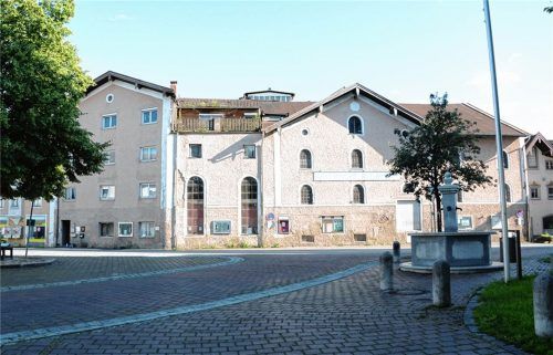 Der Abriss naht: Die Gemeinde Halfing hat die Bayerische Reismühle am Kirchplatz gekauft. Das alte Gebäude soll einem Neubau weichen.Foto Ammelburger