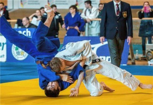 Der Bad Aiblinger Patrick Weisser (rechts) mit einer gelungenen Wurftechnik.Foto Thomas Wetzel/Sportfoto24