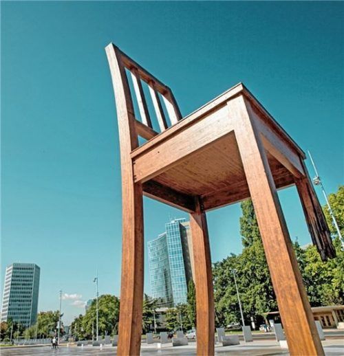 Der „Broken Chair“: Das Denkmal strahlt mit seiner Höhe von zwölf Metern einen gewissen Stolz aus und trägt im Herzen der internationalen Stadt zu Genfs Beitrag zum Weltfrieden bei.