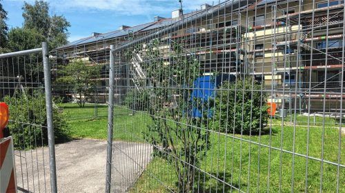 Der Gebäudekomplex 13 und 15 hat größtenteils schon neue Fenster, anschließend werden die Balkone sowie die Fassade gestrichen. Fotos weinzierl