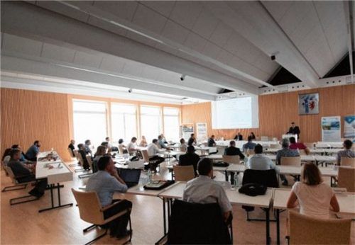 Der Hausherr Otto Lederer begrüßt die Teilnehmer des kommunalen Energieeffizienz-Netzwerkes im Landratsamt Rosenheim. Foto  INEV