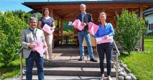 Der neue Vorstand des Christlichen Sozialwerks, bestehend aus Stefan Lederwascher (vorne links), Matthias Jokisch (oben rechts) und Christine Berger (oben links), zusammen mit der Stellvertretenden Geschäftsführerin, Evi Faltner.Foto Stuffer-Chunpetch