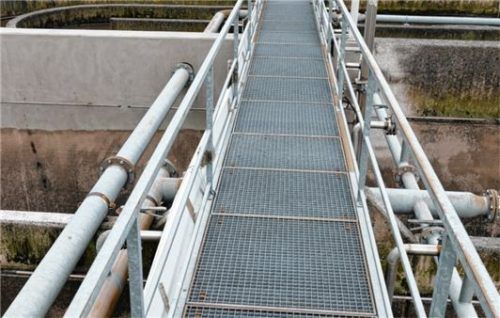 Der rechte Teil des Belebungsbeckens muss noch gereinigt werden. Poröse, brüchige Dichtungen werden erneuert.