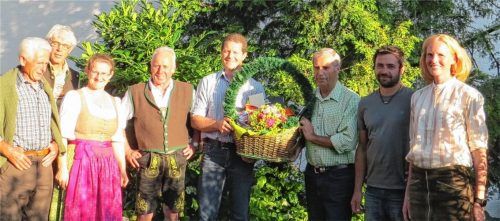 Der Vorstand der Jagdgenossenschaft Frasdorf-Wildenwart und die Wildenwarter Jäger bedanken sich bei Hans Bauer (Dritter von rechts), der die Genossenschaft 28 Jahre geführt hat. Sein Engagement würdigen (von links) die Jäger Fritz Fuihl und Georg Schweiger, Kassenfrau Irmi Aicher, Zweiter Vorsitzender Josef Riepertinger, Vorsitzender Josef Held, Schriftführer Klaus Bauer und Herzogin Elizabeth in Bayern.Foto Rehberg