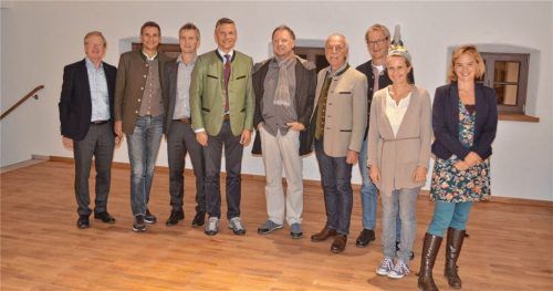 Der Vorstand der LAG Mangfalltal-Inntal mit dem Leader-Koordinator und dem LAG-Management (von links): Leader-Koordinator Sebastian Wittmoser; Kurdirektor von Bad Aibling Thomas Jahn; Andreas Schunko, VR Bank Bad Aibling; Vorsitzender der LAG Bad Feilnbach, Bürgermeister Anton Wallner; Christian Poitsch, Stadtmarketing Kolbermoor; Josef Trost, Zweiter Vorsitzender der LAG Brannenburg; Bürgermeister Matthias Jokisch; Kathrin Wachtveitl und Gwendolin Dettweiler vom LAG-Management. Es fehlt Martin Huber, ebenfalls Vorstandsmitglied.Foto LAG Mangfalltal-Inntal.
