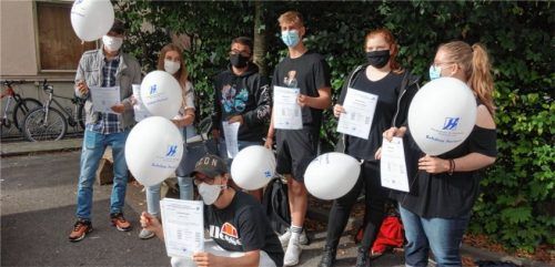 Die Absolventen der Privaten Wirtschaftsschule Dr. Kalscheuer, wurden coronabedingt in kleinem Rahmen verabschiedet und erhielten ihre Abschlusszeugnisse.Foto Füchtner