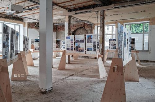 Die Ausstellung in der ehemaligen Postfiliale am Ludwigsplatz: Im gesamten Raum verteilt stehen Gestelle aus Holz. In jedem stecken drei Tafeln, die die eingereichten Projekte der Architekten zeigen. Fotos Schlecker/Elisabeth Mehrl/privat