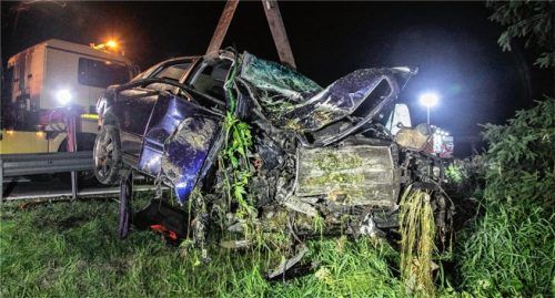 Die Beschädigungen an der Fahrzeugfront zeigen, mit welcher Wucht der Audi durch das Gehölz gerauscht sein muss. Foto FDL/Lamminger