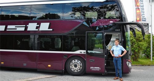 Die Busse des Reise-Unternehmens Astl in Oberaudorf (hier Marketing-Chef Christoph Schmid) stehen nach wochenlangem Stillstand für die Gäste bereit. Foto Lotter
