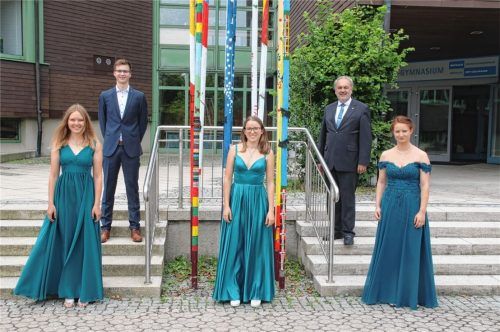 Die Einser-Abiturienten am ChG (von links): Daniela Huber, Linus Pleyer, Clara Buggisch, und Annalena Rengis. Rechts hinten Schulleiter Klaus Kiesl. Foto Chiemgau-Gymnasium