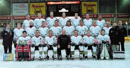 Die erste Mannschaft: Mit vielen Jungspunden und etlichen mit Meistertiteln dekorierten Altstars starten die Starbulls in die Bezirksliga.Fotos Trux (3), Ruprecht