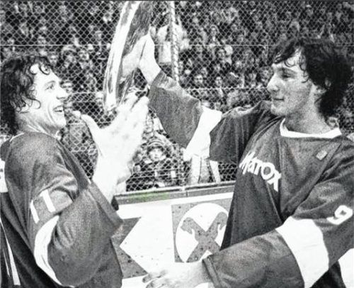 Die erste Meisterschaft 1982: Toni Maidl und Gerhard Baldauf mit der Meisterschale. Foto  Trux