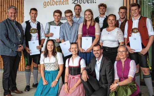 Die ersten Fachabiturienten: (vorne von links) Schulleiter Jürgen Ersing, Laura Niebler, Klassenleitung und „BSplus“-Koordinatorin Thalia Plank, stellvertretender Schulleiter Florian Dietz und OStR Susan Liesaus, (Mitte von links) Christian von Tluck und Toschonowitz, Michael Höckh, Nico Lebemeier, Katharina Vodermaier, OStR Ulrike Mieck, Felix Lintner, (hinten von links) Martin Lachinger, Georg Fuchs und Maximilian Grabmaier. Foto Lintner