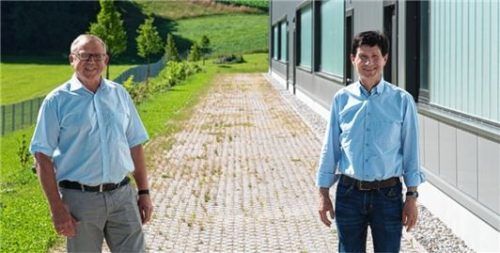 Die Geschäftsführer und Teilhaber von „Collin Lab & Pilot Solutions“, Corné Verstraten (links) und Dr. Friedrich Kastner, bereuen die Umsiedlung ihres Unternehmens von Ebersberg nach Maitenbeth nicht.Foto Günster