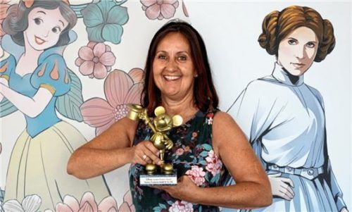 Die Geschäftsführerin von Komar, Sabine Komar-Häusler, mit dem Produktqualität-Preis von Walt Disney. Foto Privat