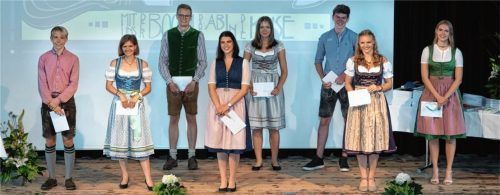 Die Jahrgangsbesten ehrte das Ludwig-Thoma-Gymnasium in zwei Gruppen, damit der Corona-Sicherheitsabend eingehalten werden konnte. Fotos Berger
