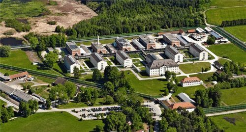 Die Justizvollzugsanstalt Bernau aus der Vogelperspektive: Auf dem Sportplatz der JVA war im August 2018 ein 30-Jähriger nach einer körperlichen Auseinandersetzung mit einem Mithäftling gestorben. Foto Berger