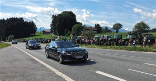 Die Kanzler-Kolonne wird auf dem Weg nach Prien von wütenden Bauern begrüßt. Foto Barth