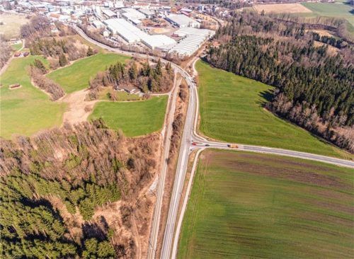 Die Kreuzung aus der Vogelperspektive: Ab Montag wird dort ein Kreisverkehr gebaut, der Unfälle verhindern und Staus reduzieren soll. Foto Staatliches Bauamt Rosenheim