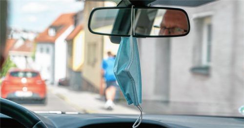 Die Maske gehört nicht an den Rückspiegel. Der geeignete Aufbewahrungsort ist eines der Staufächer im Auto. Foto Dekra