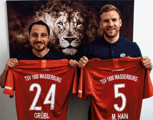 Die neuen Dressen sind bereits beflockt: Die Ex-Buchbacher Markus Grübl und Maxi Hain präsentieren ihre neue Wasserburger Spielkleidung.Foto Stürmlinger