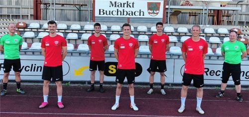 Die Neuzugänge des TSV Buchbach mit den Trainern: Andi Bichlmaier, Felix Breuer, Manuel Mattera, Andreas Steer, Christoph Steinleitner, Lukas Sehorz und Markus Raupach (von links).