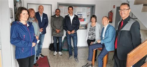 Die Nothilfe beugt Obdachlosigkeit vor und hilft, bereits obdachlos gewordenen Menschen. Oberbürgermeister Andreas März (Mitte) machte sich jetzt im Beisein von (von links) Katharina Hausmann, Lilo Lüling, Klaus Voss, einem Besucher der Nothilfe, Susanne Podchul, Christian Meixner und Wolfgang Klupp selbst ein Bild von der Hilfe. Foto re