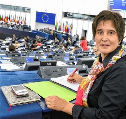 Die Rosenheimer SPD-Europaabgeordnete Maria Noichl an ihrem Tisch im Europa-Parlament. Foto dpa
