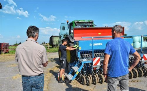Die Sämaschine wird ordnungsgemäß eingestellt. Landwirtschaftsmeister Klaus Gschwendtner (links) und Landwirtschaftsmeister Franz Asböck schauen als Prüfer dem Auszubildenden Kilian Freundl (Mitte) vom Ausbildungsbetrieb Krug in Babensham über die Schulter. Foto Re