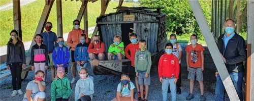 Die Schüler der vierten Klasse der Nußdorfer Grundschule und ihre Lehrer wurden am Plättenstadel in Windshausen vom Schriftführer des Nußdorfer Schiffleutvereins, Bernhard Oberauer (rechts), auf eine Reise in eine fast vergessene Zeit mitgenommen.Foto Steffenhagen