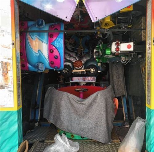 Die Sitze des Karussells sind noch in seinem Inneren versteckt. Von Autos bis hin zu Flugzeugen ist alles dabei. Besonders die kleinen Besucher dürfte das freuen.