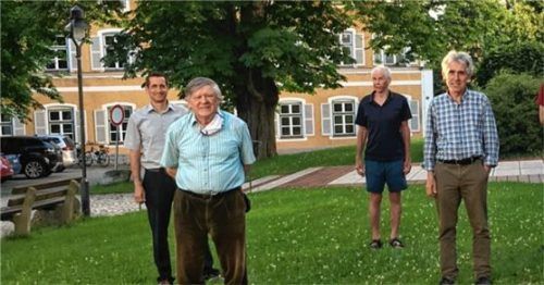 Die Steuerungsgruppe setzt sich unter anderem für eine lebenswerte Zukunft ein: (von links) Peter Helfmeyer, Wolfgang Kirr, Manfred Jäger, Gerhard Ehrl. Zu Gast sind Annemarie Hölzl und Eduard Huber, der Dritte Bürgermeister. Foto RE