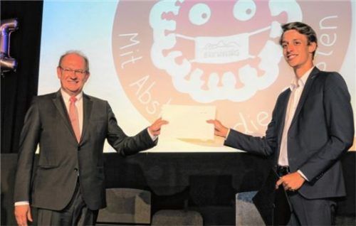 Direktor Michael Beer und Marc Nickel (rechts), der „Allerbeste der Besten“. Seine Traumnote 1,0 untermauerte er mit 838 von 900 möglichen Punkten.