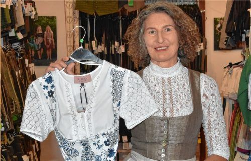 Dirndl, Lederhosen, Schürzen: Im Trachtenladen Auanger von Renate Plumari läuft das Geschäft nach der Corona-Pause wieder an. Fotos Schlecker