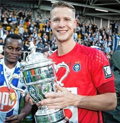 Double-Sieger: Dähne mit dem finnischen Pokal.