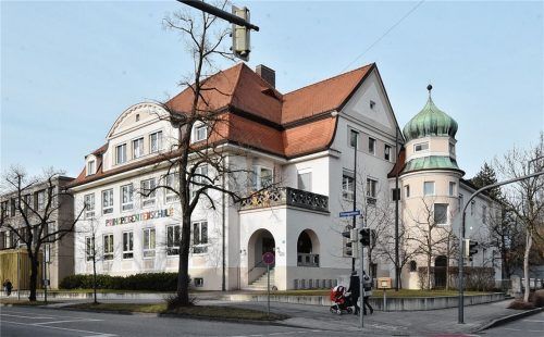 Dringend mehr Platz für ihre Schüler braucht die Prinzregentenschule in Rosenheim. Ein Neubau soll das Raumangebot erweitern. Er entsteht auf einem Teil des Bolzplatzes auf der anderen Straßenseite. Foto Schlecker