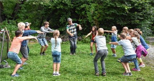 Ein Bild aus dem Vorjahr: Ganz so eng wird es bei den Zirkusworkshops, die auf dem Jugendfreizeitgelände am Happinger See stattfinden, nicht zugehen. Für gute Laune ist aber trotzdem gesorgt. Foto Schlecker