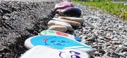 Ein Bild aus der Vergangenheit: Diese bunten Mutmacher haben noch bis vor einigen Wochen den Mangfallkanal geschmückt. Fotos Schlecker/Heise