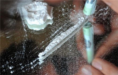 Ein junger Mann konsumiert Kokain (Symbolfoto). Mit über drei Kilogramm der Droge erwischten Schleierfahnder im Oktober 2019 einen Serben (36) bei Bad Feilnbach. Foto dpa