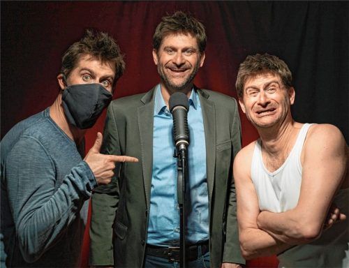 Ein Künstler, drei Erscheinungen: Michael Altinger lässt den Brettlboden zwar sein, berichtet aber aus seinem Leben als Komiker in Corona-Zeiten. Foto  Christian Heim