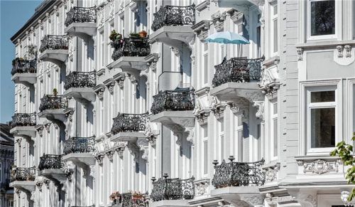 Ein Wohnhaus mit Altbauwohnungen steht im Hamburger Grindelviertel. Wer eine Immobilie kauft, muss künftig nur noch maximal die Hälfte der Maklerkosten übernehmen. Foto Markus Scholz/dpa +++ dpa-Bildfunk +++