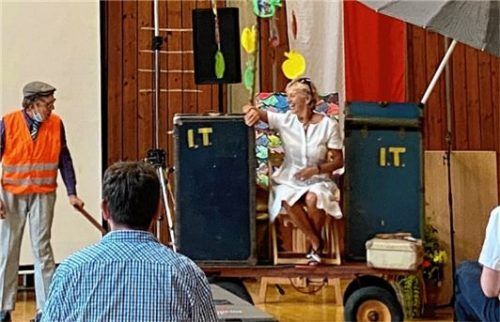 Eine Ehrenrunde durch die Turnhalle: Clown Emmeran Heringer hat sich für die Verabschiedung etwas Besonderes einfallen lassen. Fotos Schlecker/privat