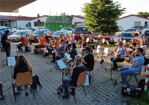 Eine erste Probe in Gesamtbesetzung im Freien wurde auch schon abgehalten.Foto re