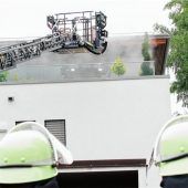 Auf der Dachterrasse: Blumentopf fängt Feuer