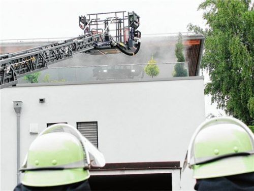 Eine Passantin hatte die starke Rauchentwicklung auf der Dachterrasse des Wohnhauses bemerkt . Foto Reisner