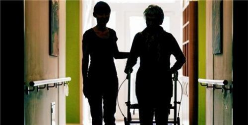 Eine Pflegerin begleitet die Bewohnerin eines Alten- und Pflegeheims zum Mittagessen. Eine derartige Situation hatte ein 29-Jähriger in Traunstein ausgenutzt, um die Heimbewohner zu beklauen. Foto dpa