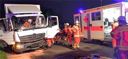Eine Reihe von Auffahrunfällen löste ein liegengebliebener BMW auf der Autobahn A8 bei Samerberg aus. Drei Personen wurden verletzt. Der Lastwagen schleuderte das Auto auf die andere Fahrspur. Foto  Reisner