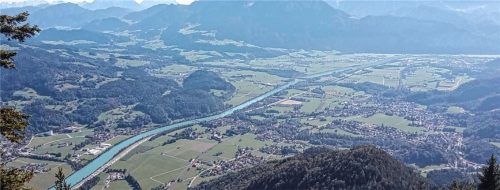 Eine Verlagerung der Verknüpfungsstelle Niederaudorf/Kirnstein unter den Wildbarren (hier ein Blick vom Gipfelkreuz Richtung Süden) sehen die Inntalgemeinden als optimale Lösung. Foto gruber